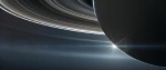 Zákryt Slunce odhaluje průhlednost Saturnova prstence