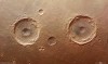 Snímek dvojice explodujících kráterů na Marsu