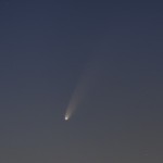 Kometa NEOWISE na večerní obloze