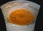 Hluboký pohled na Velkou rudou skvrnu na Jupiteru