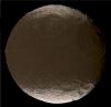 Saturnův měsíc Iapetus je pokryt cizím prachem