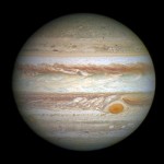 Rudá skvrna na Jupiteru se stále zmenšuje