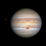 HST pořídil nádherné fotografie Jupitera a jeho měsíce Europa