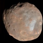 Marsův měsíc Phobos: pozor, napětí stovky voltů!