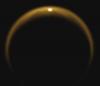 Odlesk Slunce na hladině jezera na Titanu