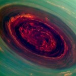 Neobvyklé pohledy na severní pól Saturnu