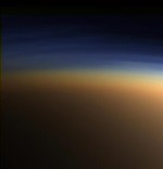 Atmosféra Titanu je více podobná Zemi, než se předpokládalo