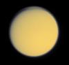 Saturnův měsíc Titan je zploštělý